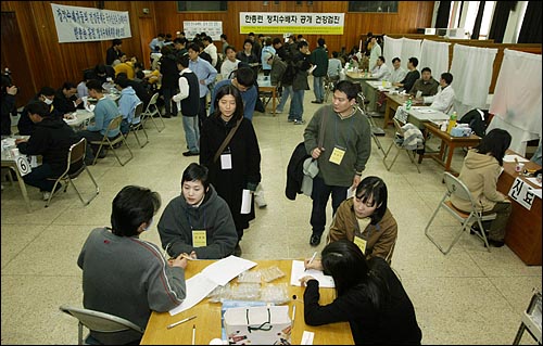 한국외대 대학원 대강당은 9일 하루 한총련 수배자를 위한 임시 진료소가 됐다. 